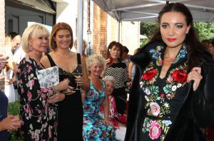 10-09-2016 SHOWBIZZ; SHEILA DE VRIES OPENT NIEUWE STUDIO IN AMSTERDAM. De nieuwe STUDIO SHEILA DE VRIES is met winkel,showroom en atelier nu te vinden op een steenworp van de vorige lokatie. In haar nieuwe pand toont SHEILA 2 verdiepingen volop mode. Tijdens de feestelijke opening toonde SHEILA tevens haar nieuwe collectie.
foto: Albert den Iseger