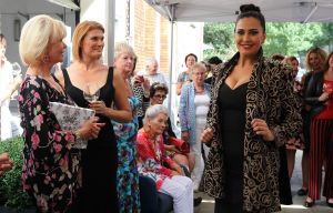 10-09-2016 SHOWBIZZ; SHEILA DE VRIES OPENT NIEUWE STUDIO IN AMSTERDAM. De nieuwe STUDIO SHEILA DE VRIES is met winkel,showroom en atelier nu te vinden op een steenworp van de vorige lokatie. In haar nieuwe pand toont SHEILA 2 verdiepingen volop mode. Tijdens de feestelijke opening toonde SHEILA tevens haar nieuwe collectie.
foto: Albert den Iseger