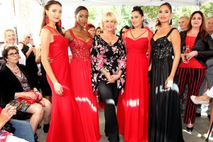 10-09-2016 SHOWBIZZ; SHEILA DE VRIES OPENT NIEUWE STUDIO IN AMSTERDAM. De nieuwe STUDIO SHEILA DE VRIES is met winkel,showroom en atelier nu te vinden op een steenworp van de vorige lokatie. In haar nieuwe pand toont SHEILA 2 verdiepingen volop mode. Tijdens de feestelijke opening toonde SHEILA tevens haar nieuwe collectie.
foto: Albert den Iseger