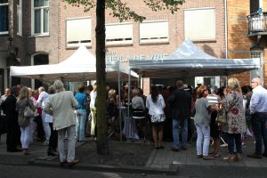 10-09-2016 SHOWBIZZ; SHEILA DE VRIES OPENT NIEUWE STUDIO IN AMSTERDAM. De nieuwe STUDIO SHEILA DE VRIES is met winkel,showroom en atelier nu te vinden op een steenworp van de vorige lokatie. In haar nieuwe pand toont SHEILA 2 verdiepingen volop mode. Tijdens de feestelijke opening toonde SHEILA tevens haar nieuwe collectie.
foto: Albert den Iseger