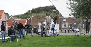 11-09-2017 SHOWBIZZ; NIEUWE TV SERIE VAN SBS 6 WORDT GEFILMD IN EGMOND AAN ZEE. Danil Boissevain speelt hoofdrol in nieuwe SBS-serie. 
Danil Boissevain heeft een hoofdrol te pakken in de nieuwe SBS 6-serie 800 woorden. Dit is een remake van de Australische reeks 800 words, die gaat over het leven van een krantencolumnist.
SBS 6 komt volgend jaar met de splinternieuwe serie 800 woorden. Dit is een bewerking van de zeer populaire Australische serie 800 words. De reeks vertelt het verhaal van een krantencolumnist. Als zijn vrouw overlijdt gooit hij het roer ineens drastisch om. Hoe hij dit precies doet is de grote vraag. Het klinkt in ieder geval erg spannend.
SBS strikte een sterke cast voor de reeks. Danil Boissevain kruipt in de huid van het hoofdpersonage. Andere rollen zijn er voor onder anderen Hanna Verboom, Nyncke Beekhuyzen en Tamara Brinkman. Gezien de acteurs is het niet vreemd dat de verwachtingen bij SBS hooggespannen zijn. We hopen dat dit een tweede Dokter Tinus wordt, vertelt zendermanager Karin de Groot.
Ze benadrukt dat Dokter Tinus en 800 Woorden niet op elkaar lijken. Nee, het is niet de opvolger, zegt De Groot. We willen de series afwisselend uitzenden. In Australi was het eerste seizoen een groot succes. Het is nog even afwachten of daar een tweede reeks komt, maar we zouden er ook zelf verder mee kunnen gaan.
De opnames van 800 woorden beginnen naar verwachting in mei. Het duurt dus nog wel even voordat we Boissevain in de hoofdrol zien schitteren.
Nu dus in Egmond aan zee aan het filmen.
Foto: Albert den Iseger