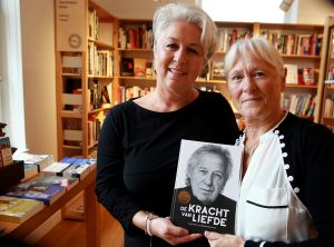 26-09-2019 SHOWBIZZ; DOCHTER KOOS ALBERTS VERWERKT DOOD ZANGER IN BOEK.Ik zat huilend achter de computer vertelde Christa Krommenhoek, dochter van Koos Alberts.
Het is het persoonlijke verhaal van Joke en Christa Krommenhoek. Nu is het boek uit en verkrijgbaar. DE KRACHT VAN LIEFDE.
foto: Albert den Iseger