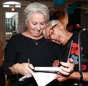 26-09-2019 SHOWBIZZ; DOCHTER KOOS ALBERTS VERWERKT DOOD ZANGER IN BOEK.Ik zat huilend achter de computer vertelde Christa Krommenhoek, dochter van Koos Alberts.
Het is het persoonlijke verhaal van Joke en Christa Krommenhoek. Nu is het boek uit en verkrijgbaar. DE KRACHT VAN LIEFDE.
foto: Albert den Iseger