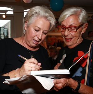 26-09-2019 SHOWBIZZ; DOCHTER KOOS ALBERTS VERWERKT DOOD ZANGER IN BOEK.Ik zat huilend achter de computer vertelde Christa Krommenhoek, dochter van Koos Alberts.
Het is het persoonlijke verhaal van Joke en Christa Krommenhoek. Nu is het boek uit en verkrijgbaar. DE KRACHT VAN LIEFDE.
foto: Albert den Iseger