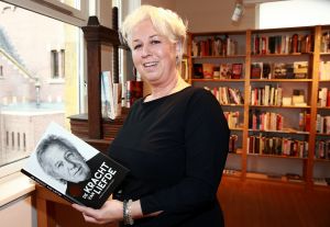 26-09-2019 SHOWBIZZ; DOCHTER KOOS ALBERTS VERWERKT DOOD ZANGER IN BOEK.Ik zat huilend achter de computer vertelde Christa Krommenhoek, dochter van Koos Alberts.
Het is het persoonlijke verhaal van Joke en Christa Krommenhoek. Nu is het boek uit en verkrijgbaar. DE KRACHT VAN LIEFDE.
foto: Albert den Iseger