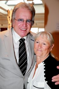26-09-2019 SHOWBIZZ; DOCHTER KOOS ALBERTS VERWERKT DOOD ZANGER IN BOEK.Ik zat huilend achter de computer vertelde Christa Krommenhoek, dochter van Koos Alberts.
Het is het persoonlijke verhaal van Joke en Christa Krommenhoek. Nu is het boek uit en verkrijgbaar. DE KRACHT VAN LIEFDE.
foto: Albert den Iseger