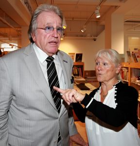 26-09-2019 SHOWBIZZ; DOCHTER KOOS ALBERTS VERWERKT DOOD ZANGER IN BOEK.Ik zat huilend achter de computer vertelde Christa Krommenhoek, dochter van Koos Alberts.
Het is het persoonlijke verhaal van Joke en Christa Krommenhoek. Nu is het boek uit en verkrijgbaar. DE KRACHT VAN LIEFDE.
foto: Albert den Iseger