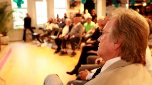 26-09-2019 SHOWBIZZ; DOCHTER KOOS ALBERTS VERWERKT DOOD ZANGER IN BOEK.Ik zat huilend achter de computer vertelde Christa Krommenhoek, dochter van Koos Alberts.
Het is het persoonlijke verhaal van Joke en Christa Krommenhoek. Nu is het boek uit en verkrijgbaar. DE KRACHT VAN LIEFDE.
foto: Albert den Iseger