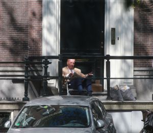 02-09-2019 SHOWBIZZ; THEO HIDDEMA LEEST DE KRANTEN GEWOON OP DE STOEP VAN ZIJN KANTOOR.
foto; Albert den Iseger