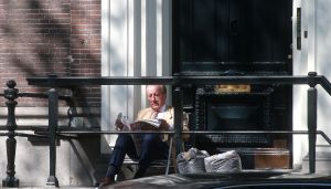 02-09-2019 SHOWBIZZ; THEO HIDDEMA LEEST DE KRANTEN GEWOON OP DE STOEP VAN ZIJN KANTOOR.
foto; Albert den Iseger