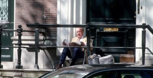 02-09-2019 SHOWBIZZ; THEO HIDDEMA LEEST DE KRANTEN GEWOON OP DE STOEP VAN ZIJN KANTOOR.
foto; Albert den Iseger
